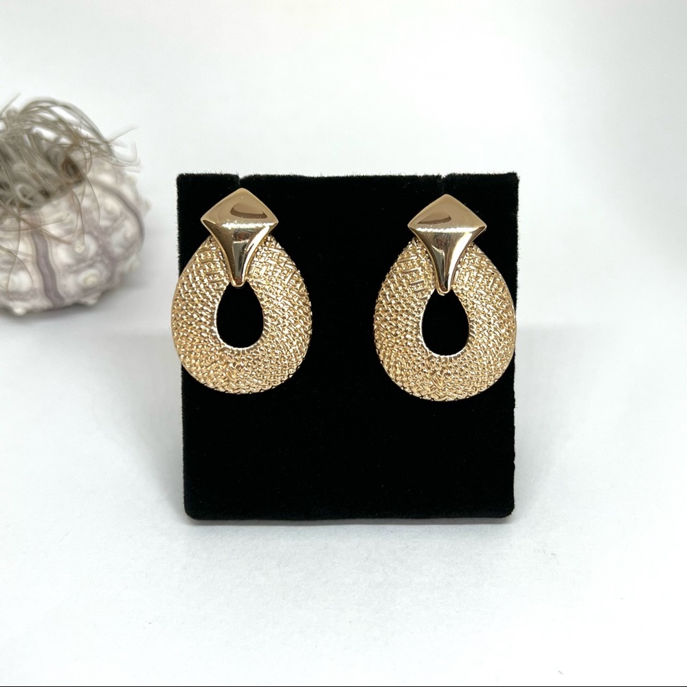 Stunning Gold Tone Earrings!